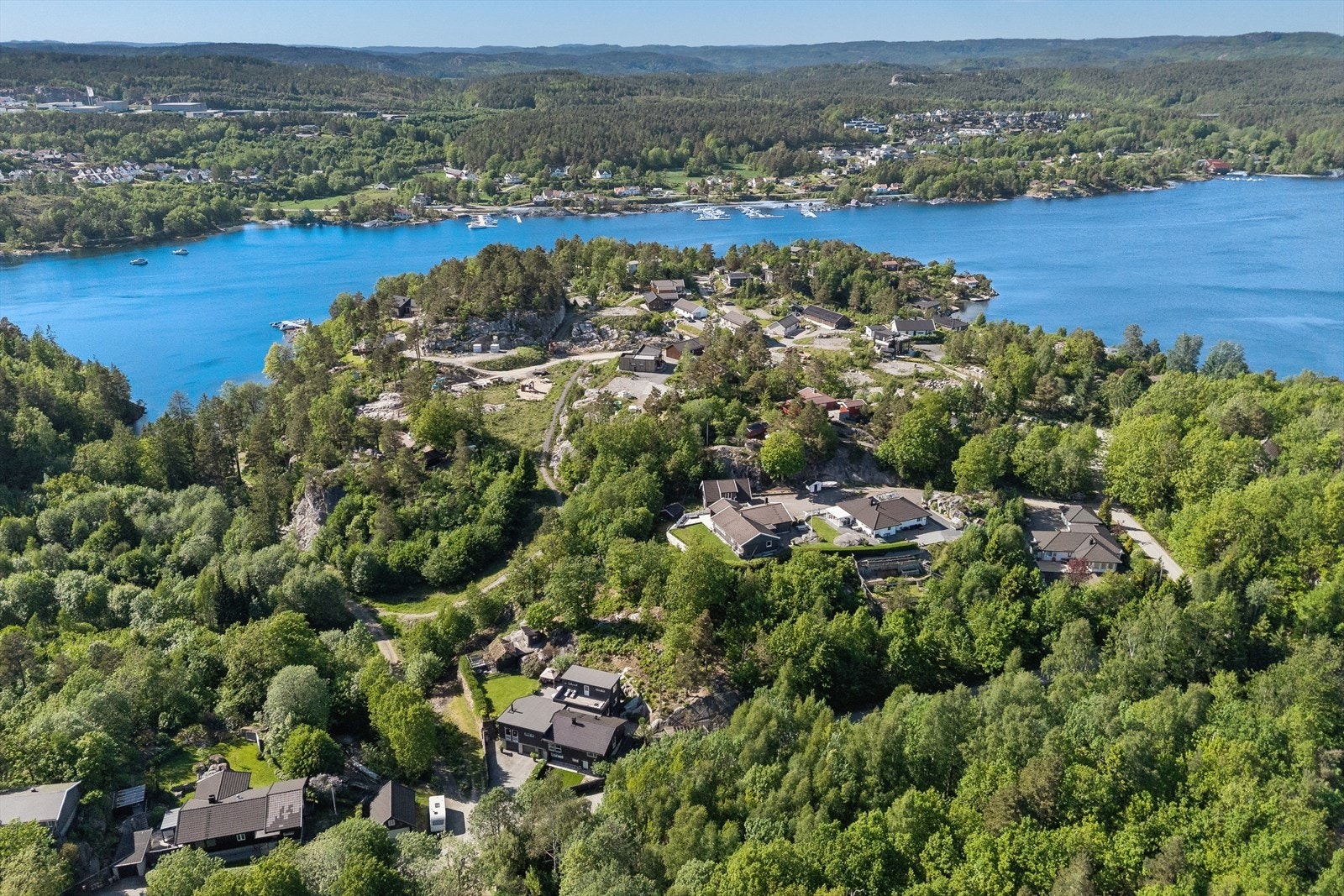 Fra eiendommen har du kort vei til sjøen med fin badeplass. Galleribilde