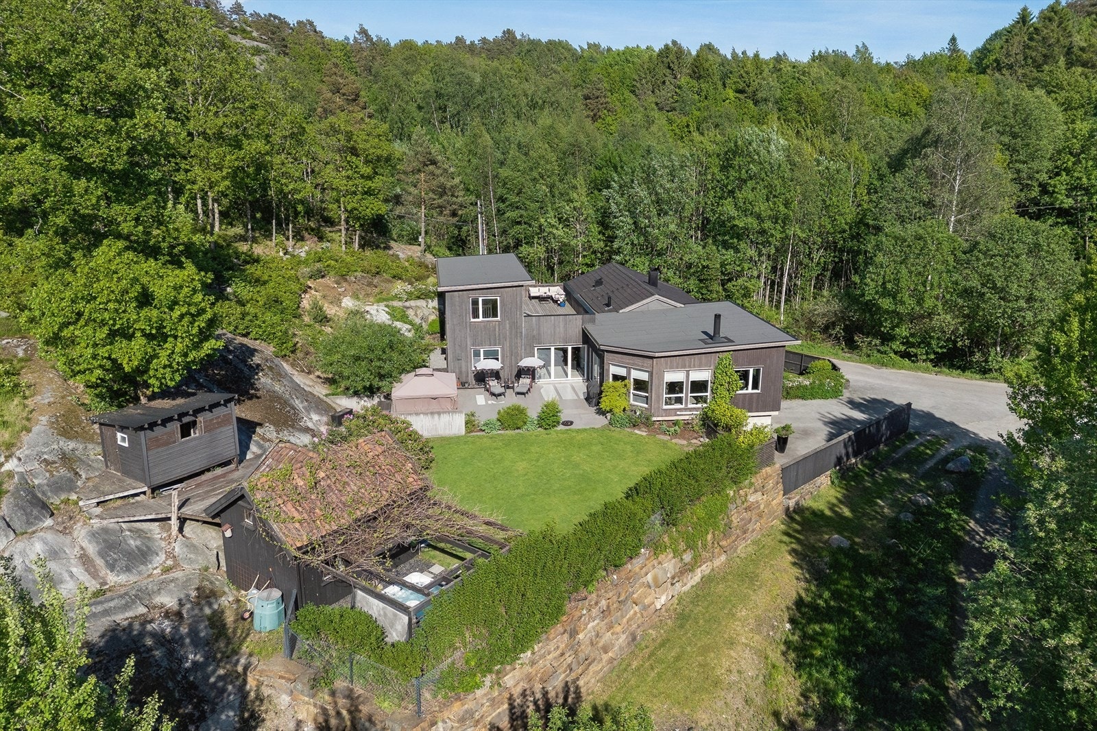 Eiendommen har en velstelt og helt usjenert hage med svært gode solforhold. Galleribilde