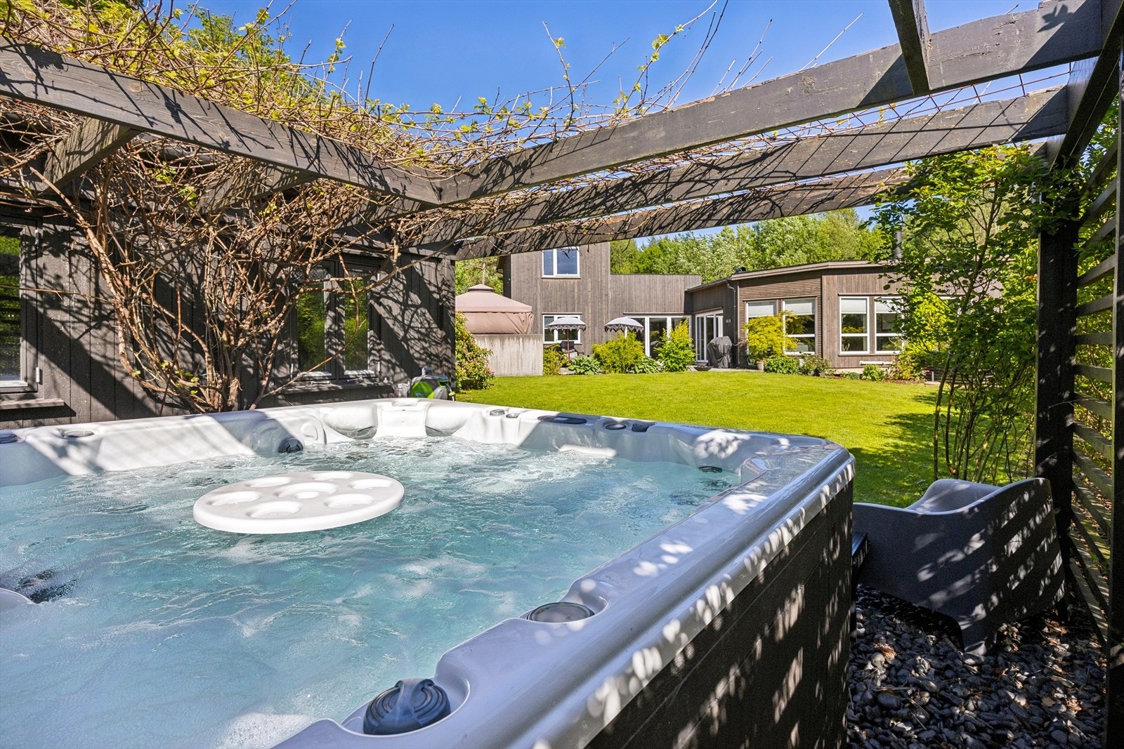 Jacuzzi under pergola følger med. Galleribilde