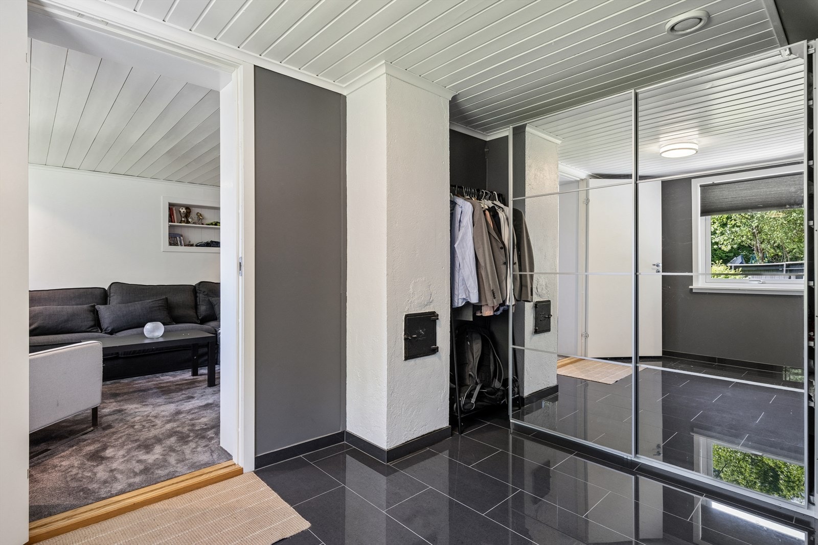Entrè med garderobe i tilknytning til hovedinngangen. Galleribilde