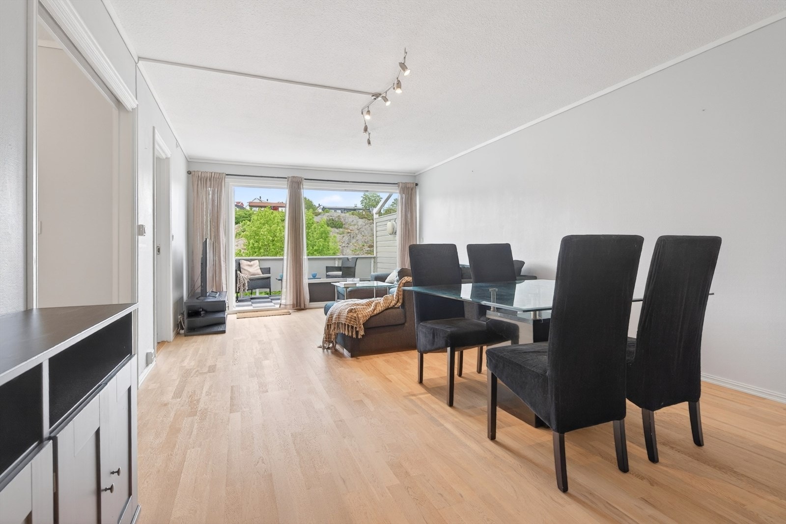 Stuen har store vindusflater og god plass til både sofagruppe og spisebord. Galleribilde