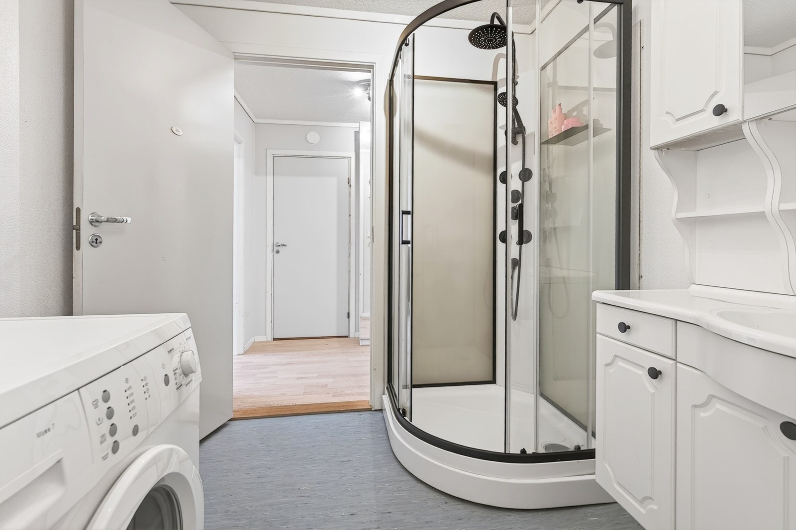 Badet har nyere dusjkabinett. Galleribilde