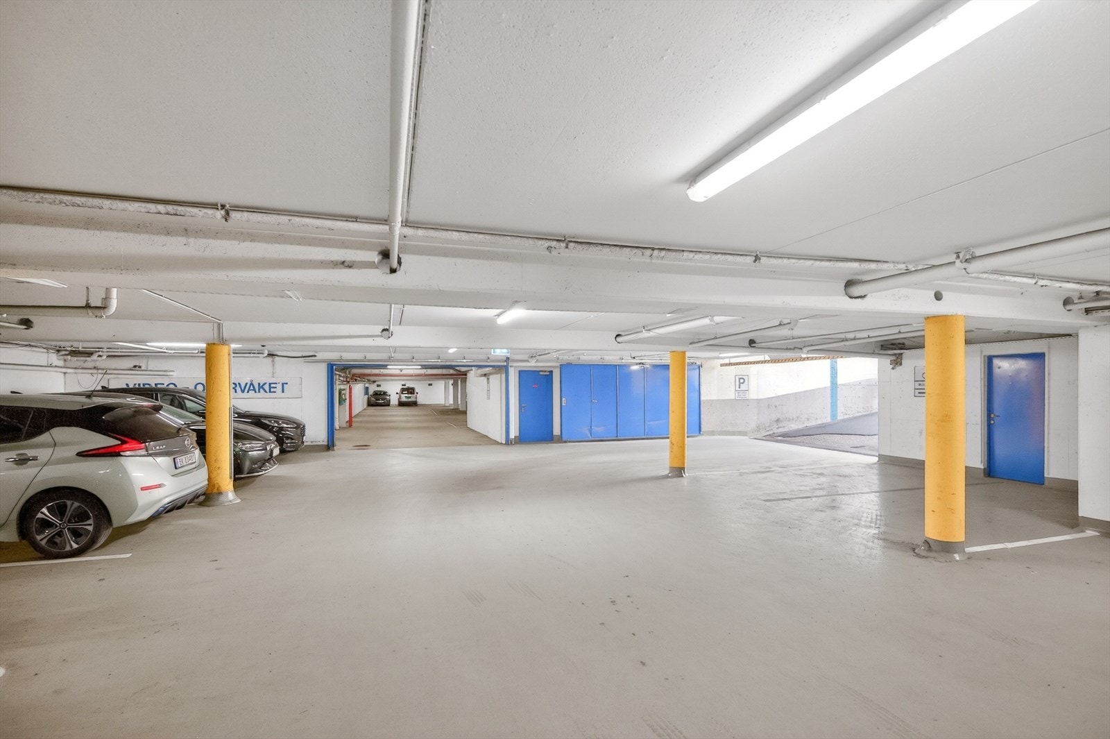 Det er mulighet for å leie parkeringsplass i felles parkeringskjeller. Galleribilde