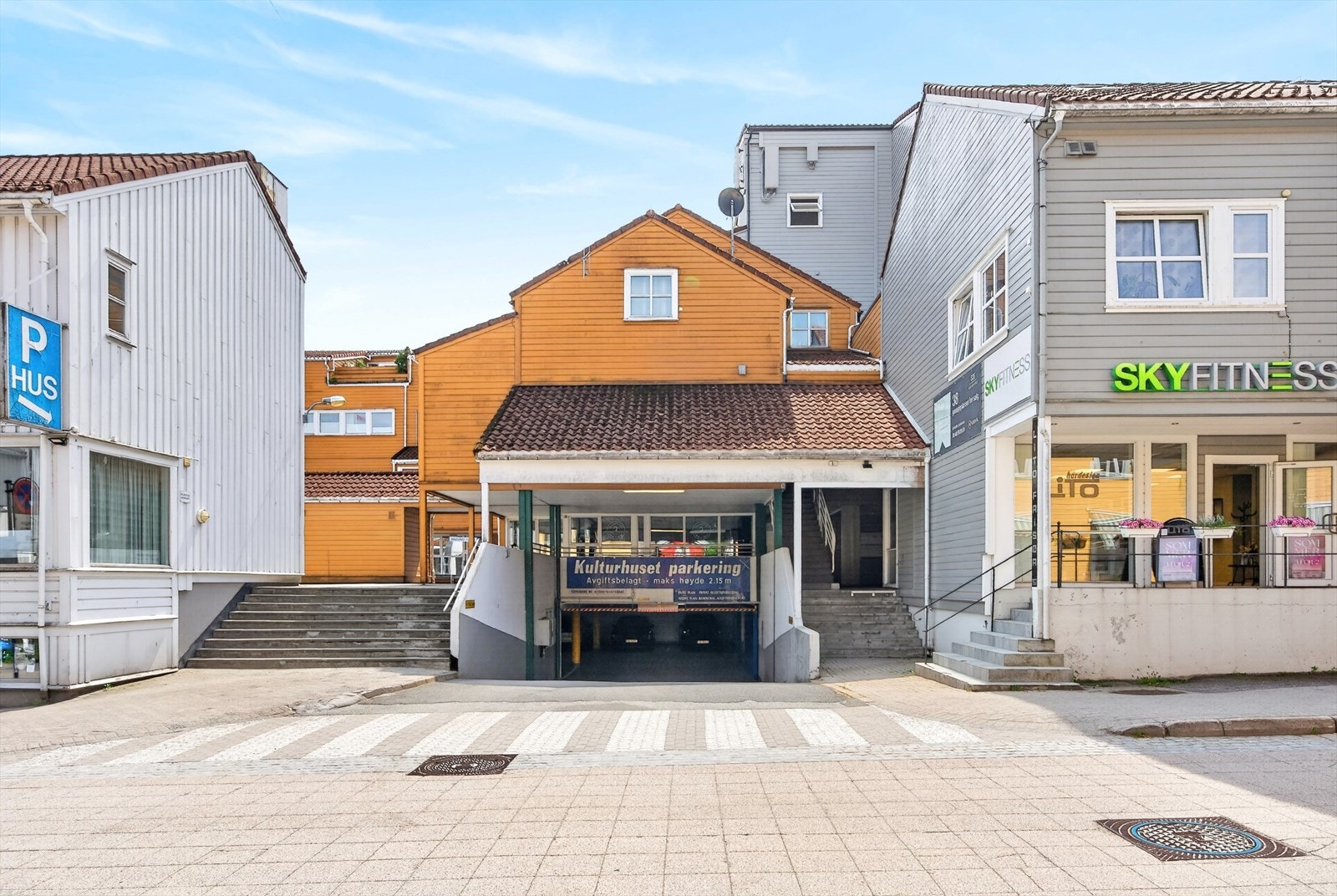 Her bor du med alle byens fasiliteter i umiddelbar nærhet. Treningssenter og parkering rett utenfor døren. Galleribilde