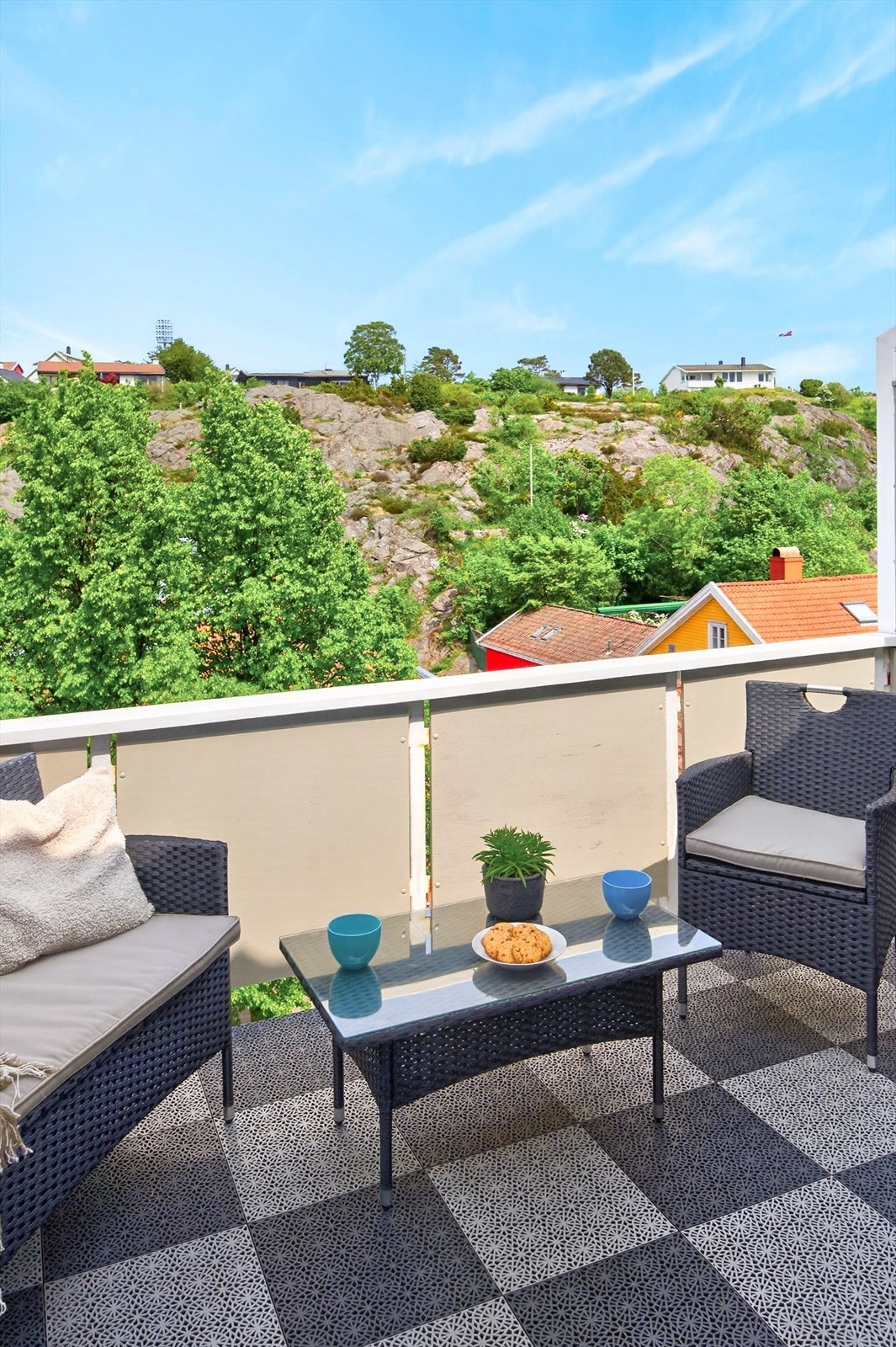 Balkongen med plass til sittegruppe. Galleribilde