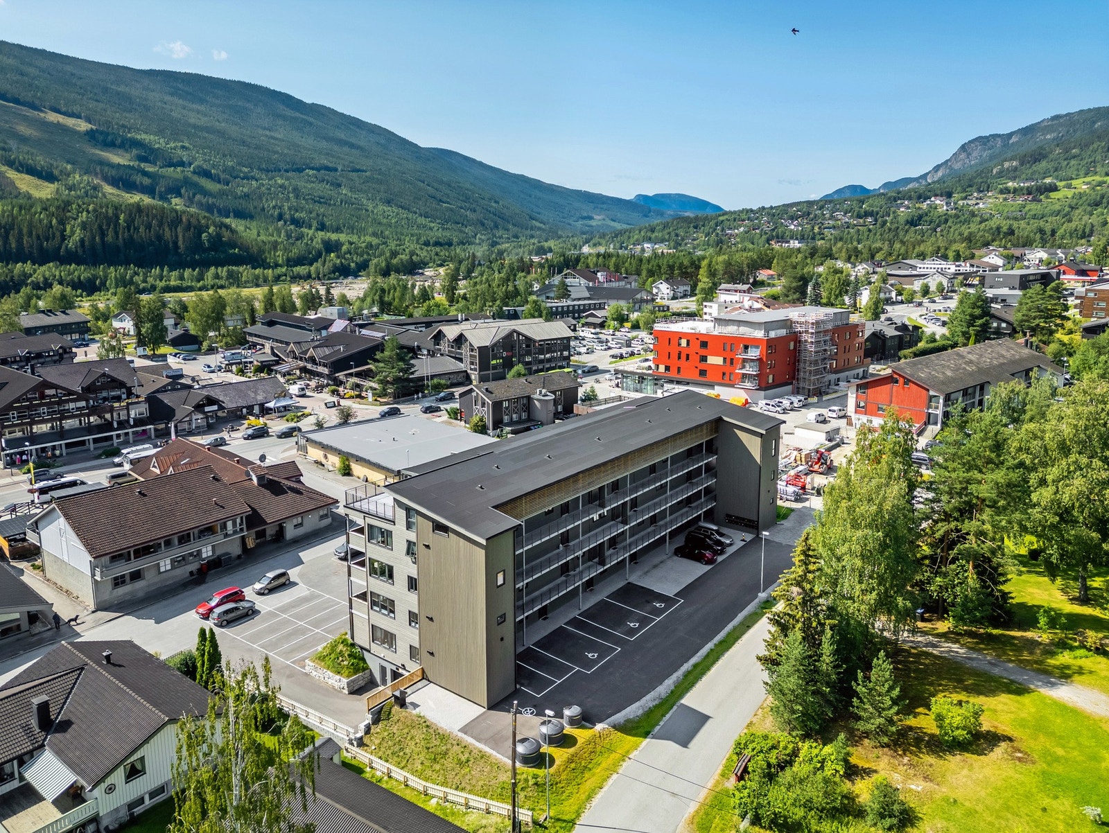 Parkering i felles gasrasje anlegg i kjeller. Galleribilde