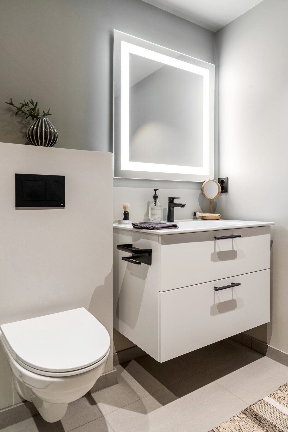 Badet er innredet med toalett, dusj, servant med innredning og opplegg for vaskemaskin. Galleribilde