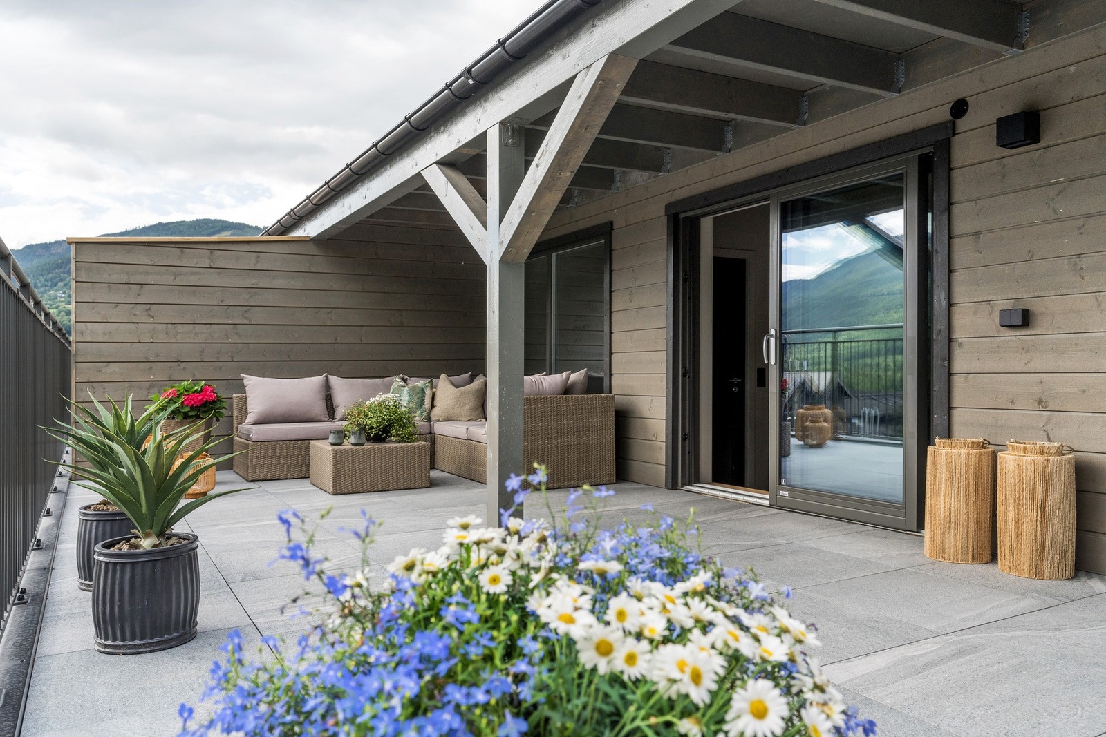 Verandaen oppe gir god plass til flere sittegrupper og god utsikt utover Gol. Galleribilde