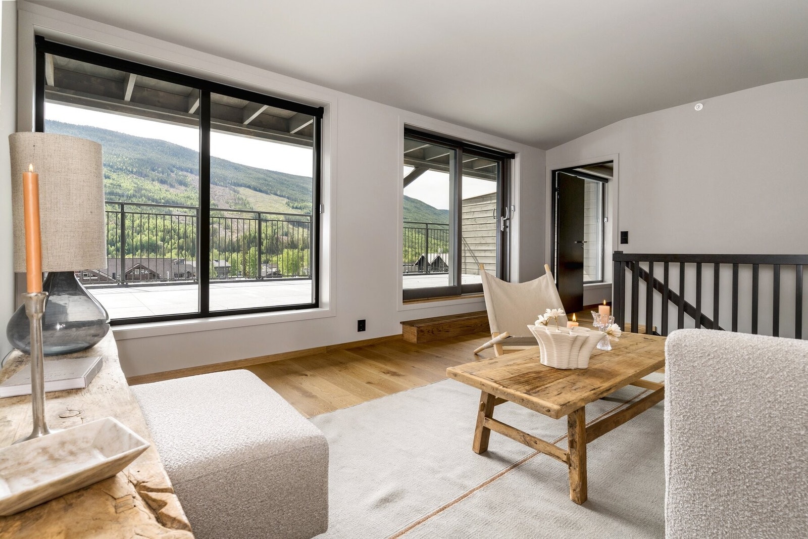 Stuen har godt med lysinnslipp og utgang til veranda. Galleribilde