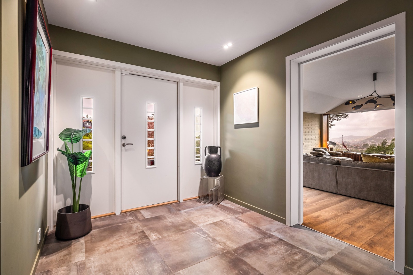 Velkommen inn! Fra entréen kommer man inn i en svært romslig hall på hele 19,8 kvm, med god plass til oppbevaring. Galleribilde