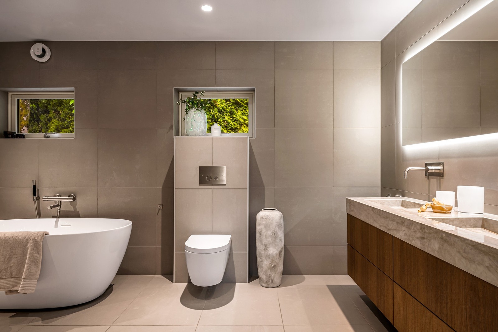 Innfelte downlights og varmekabler i gulv bidrar til høy komfort, og badet gir en tydelig spa-følelse i hverdagen. Galleribilde
