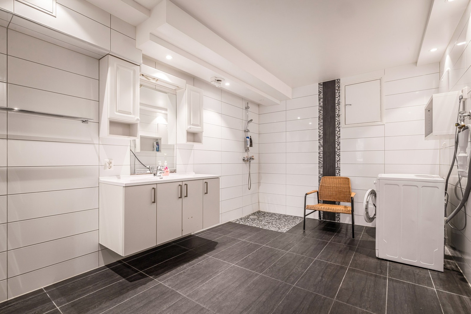 Badet er svært romslig på 13,3 kvm, helfliset og har slettmalt tak. Galleribilde