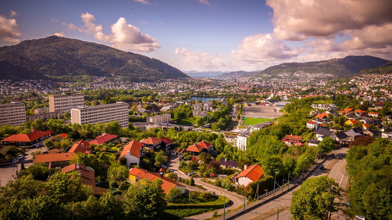 Det er gangavstand til flere skoler og barnehager, blant annet Slettebakken skole, Bjørgvin Montessoriskole og Nattland skole. I tillegg ligger Paradis skole tilgjengelig via Birkelundstoppen og Paradiskrysset. Området har også et godt utvalg av barnehage Galleribilde