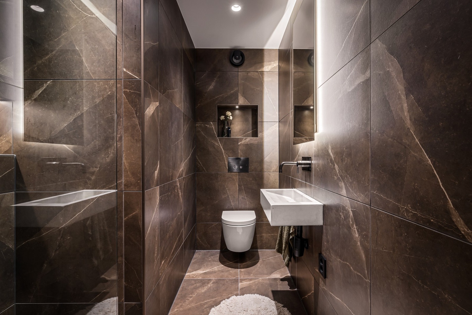 Her er det også innfelte downlights og varmekabler i gulv, som bidrar til god komfort i hverdagen. Badet fungerer utmerket som et ekstra bad, både for familien og gjester. Galleribilde