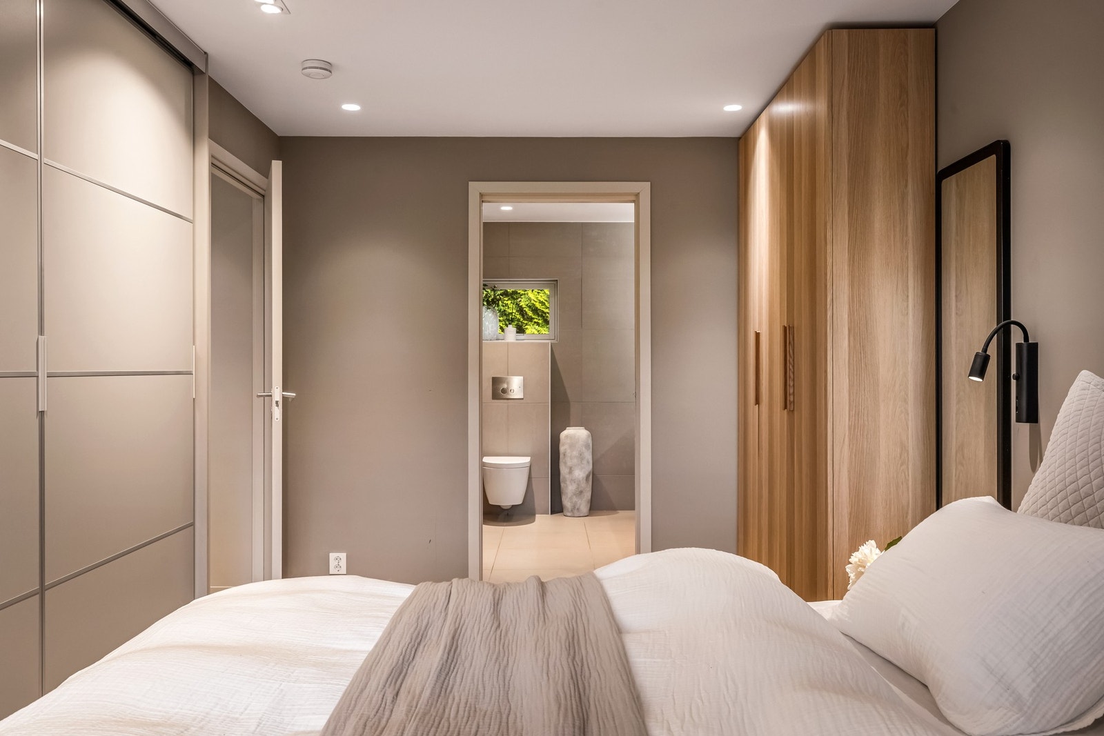 Fra hovedsoverommet er det direkte tilkomst til eget bad, noe som gir en praktisk og komfortabel en suite-løsning. Galleribilde