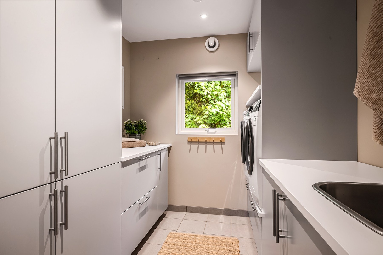 I tillegg har etasjen et separat og romslig vaskerom på 5,8 kvm. Vaskerommet er innredet med IKEA-innredning med laminat benkeplate og skyllekar, samt opplegg for vaskemaskin og tørketrommel. Galleribilde