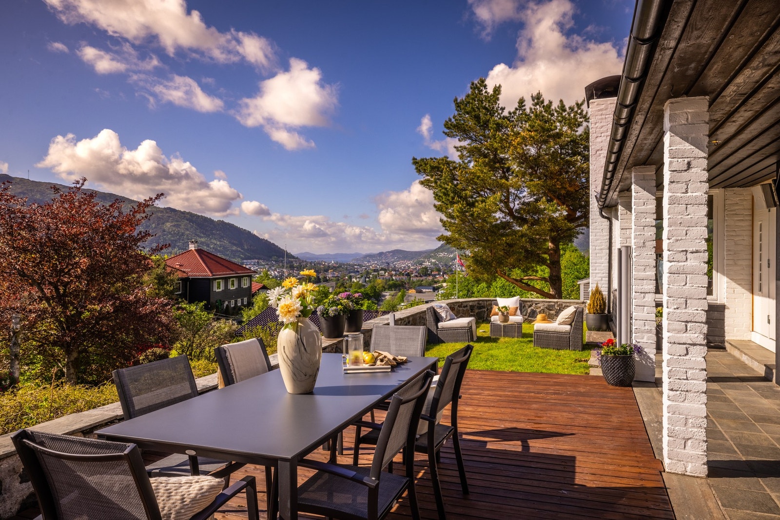 Her er det etablert en romslig terrasse med god plass til både spisegruppe, loungemøbler, grill og beplantning. Galleribilde