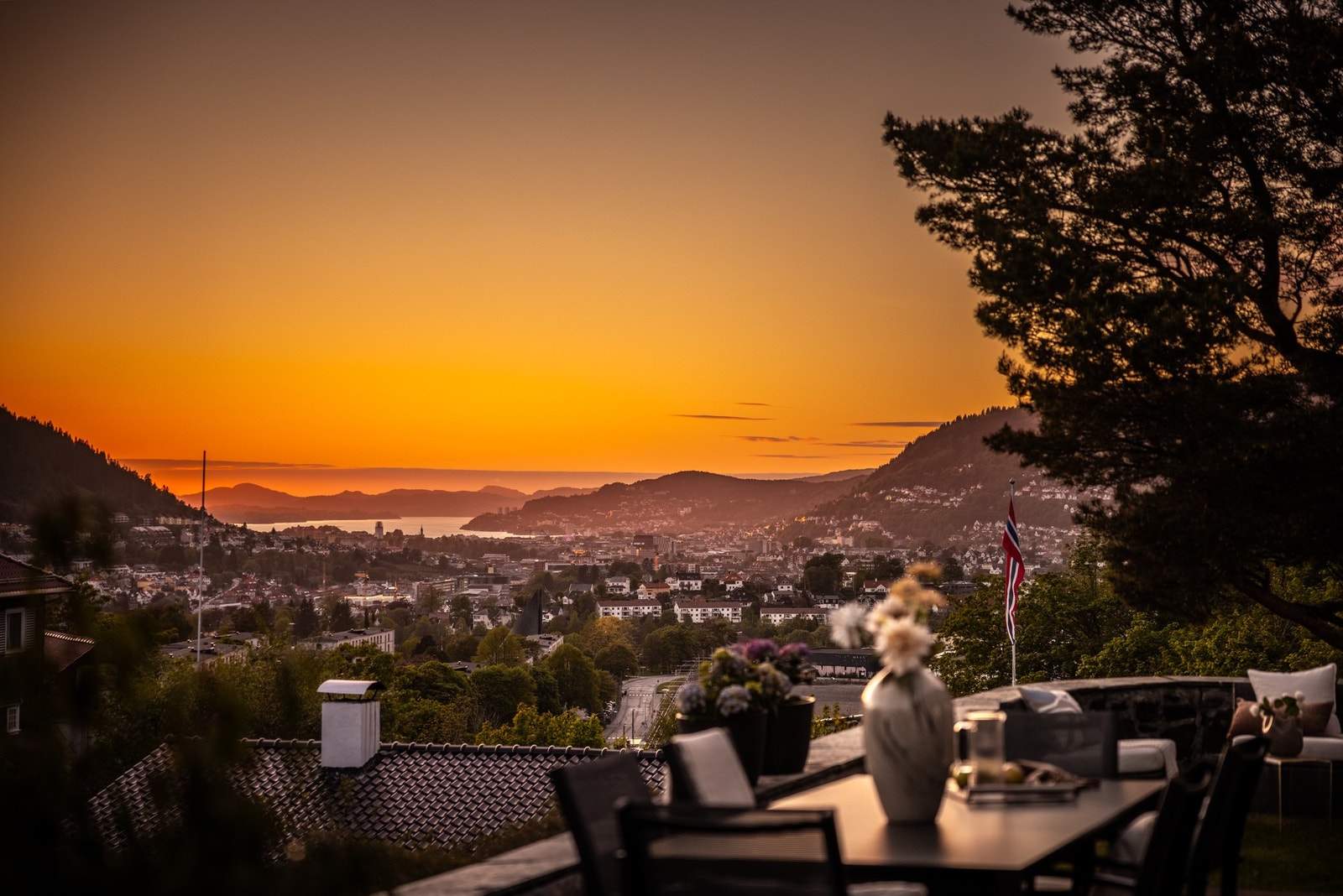 Den kombinerer lune soner ved husveggen med åpne utsiktspartier, og gir gode rammer for både rolige kaffekopper, middager med familie og hyggelige sammenkomster. Galleribilde