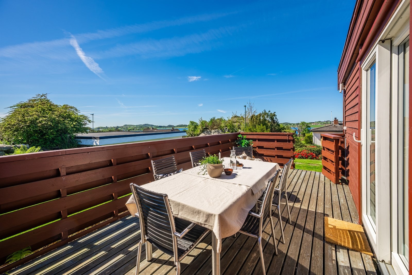 Kjekk solrik terrasse. Galleribilde