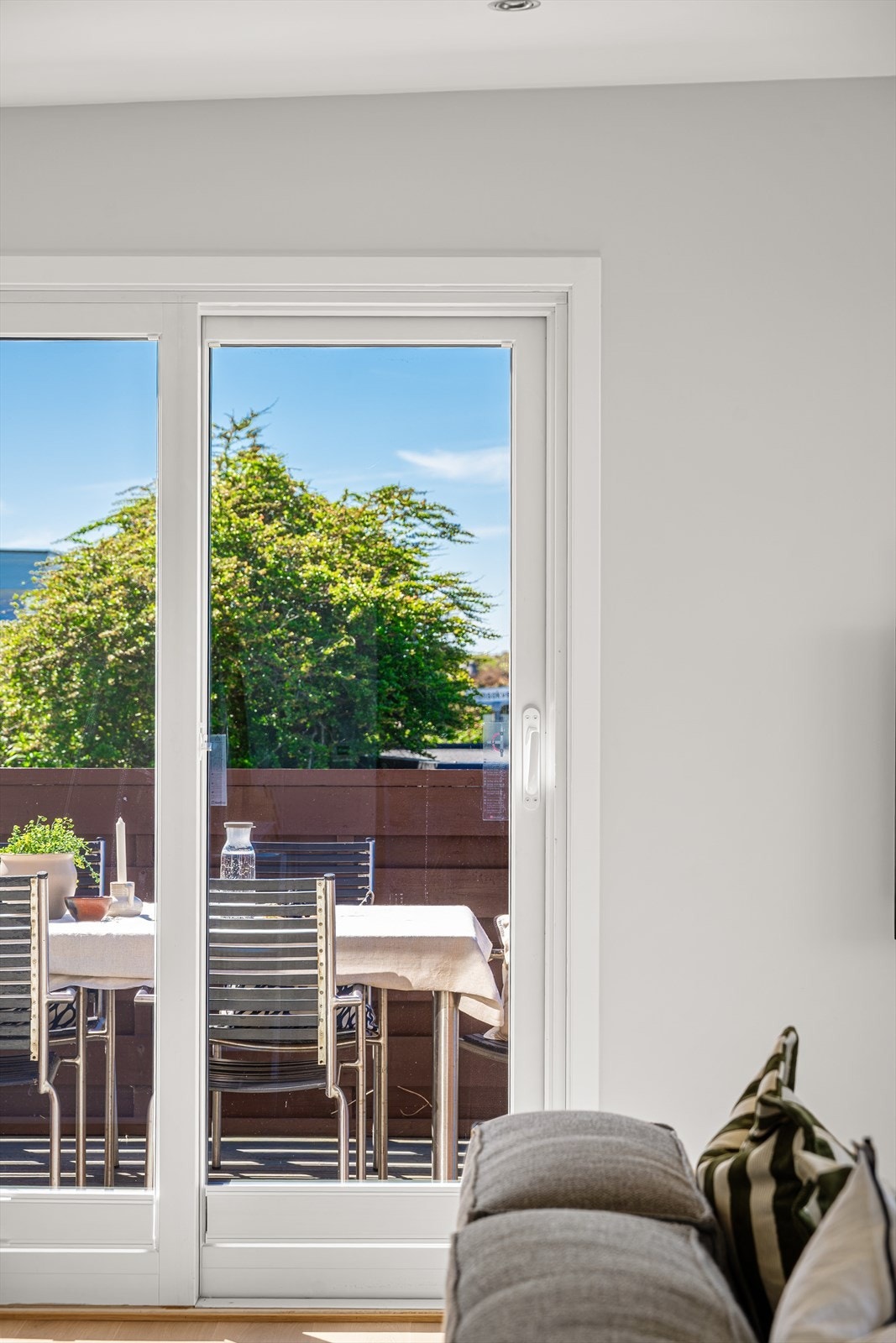 Fra stuen er det utgang til romslig, solrik terrasse. Galleribilde