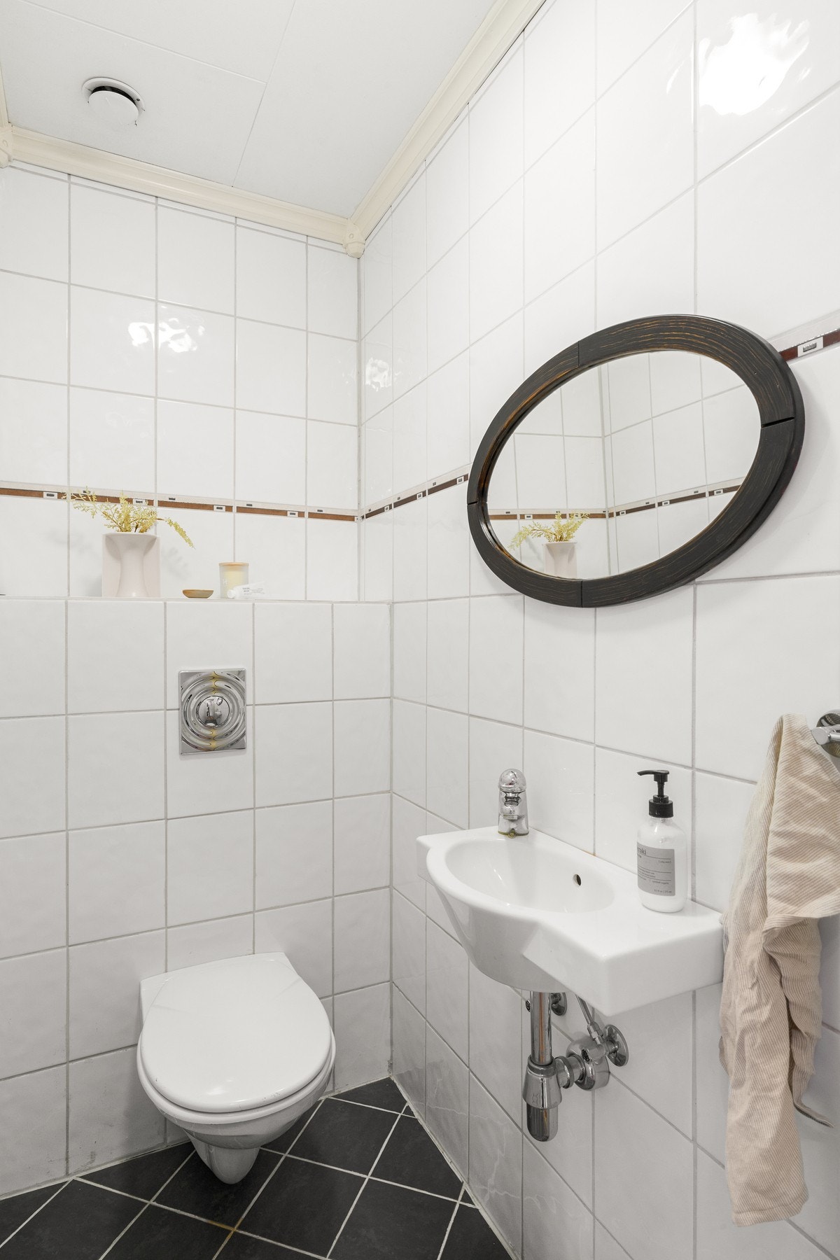 Toalettrommet ligger praktisk plassert i tilknytning til gang, perfekt for gjester. Galleribilde