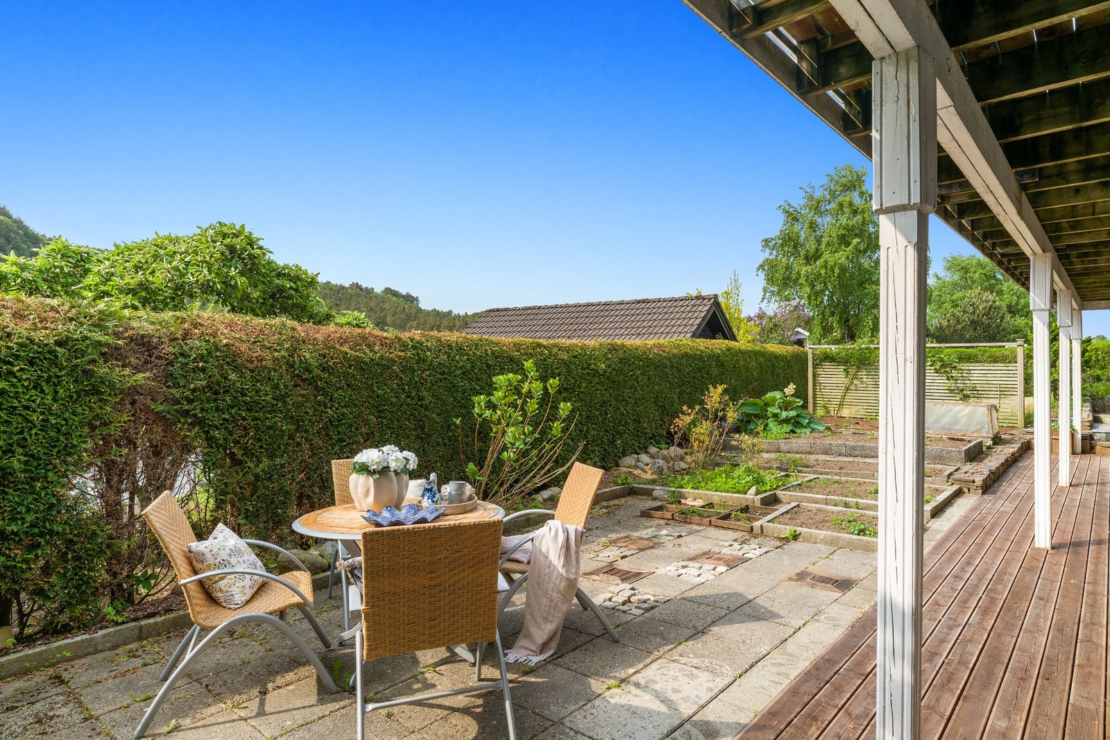Utenfor leiligheten er det en terrasse på ca. 35 m² - et flott sted å nyte deilige dager i solen eller samle venner til hyggelige sammenkomster utendørs. Galleribilde