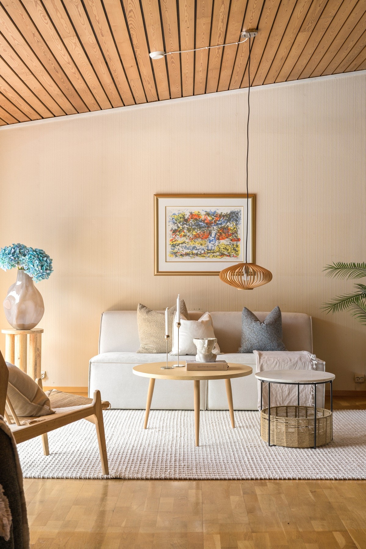 Store vindusflater slipper inn rikelig med naturlig lys. Galleribilde