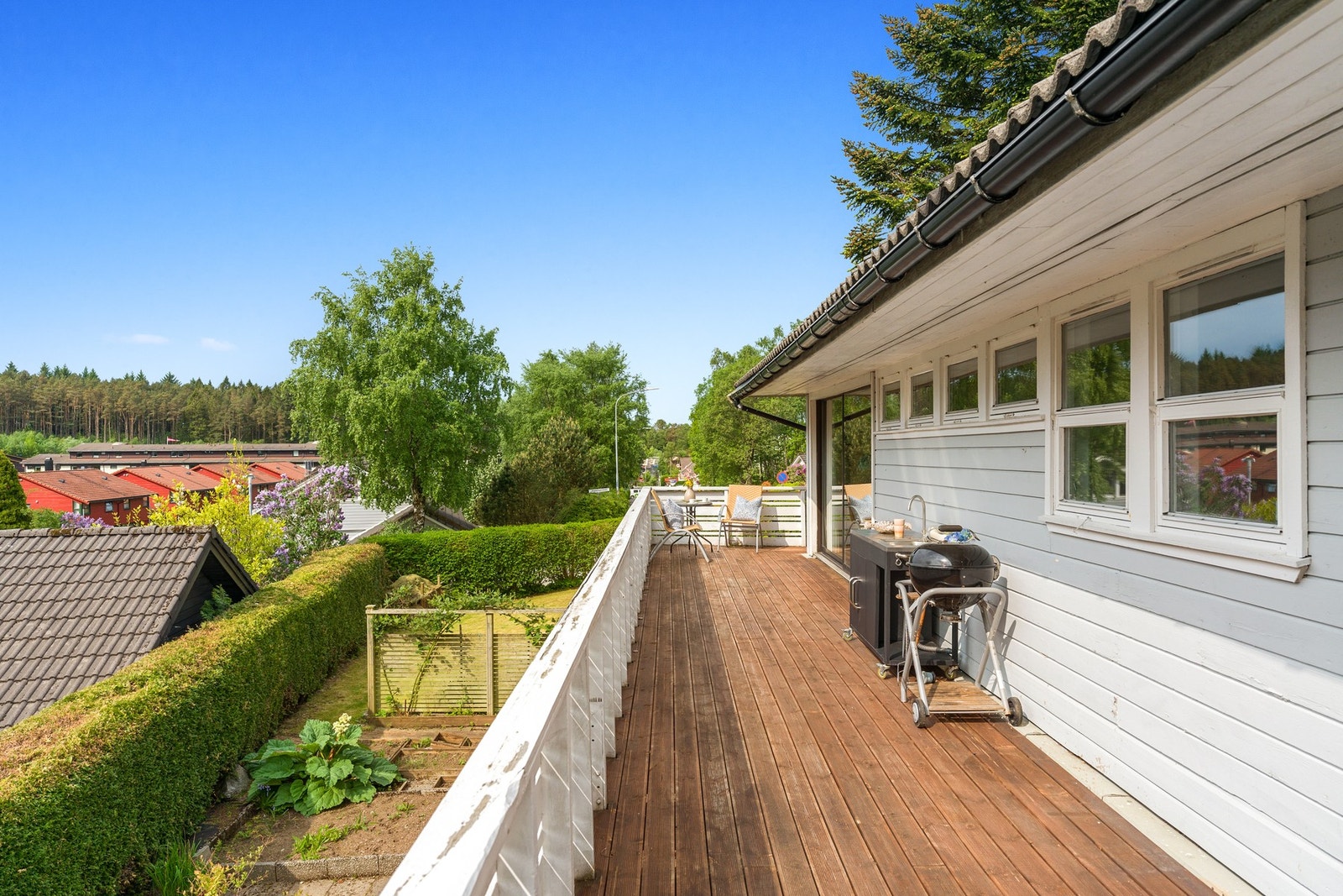 Balkongen har god plass til både sofagruppe, grill, spisegruppe og flere soner. Galleribilde