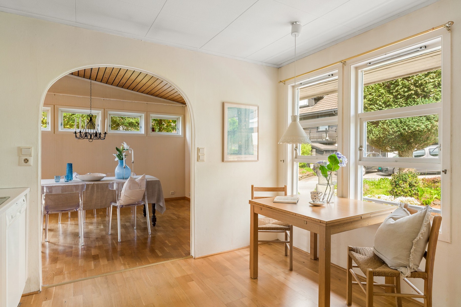 Det er også en spiseplass ved vinduet på kjøkkenet, dette er en lun hverdagsplass for frokost, kaffe og uformelle måltider. Galleribilde