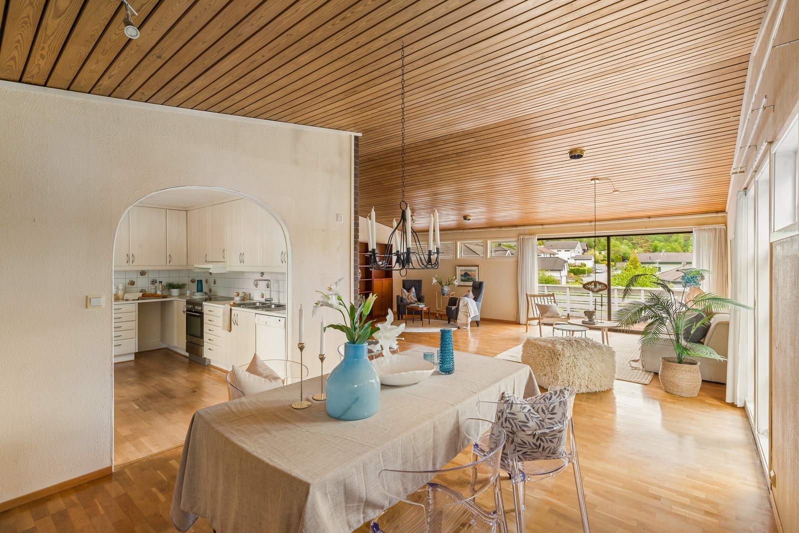 I naturlig forlengelse av kjøkkenet ligger en hyggelig spiseplass med god plass til et stort spisebord, perfekt for både familiens hverdagsmåltider og middager med gjester. Galleribilde
