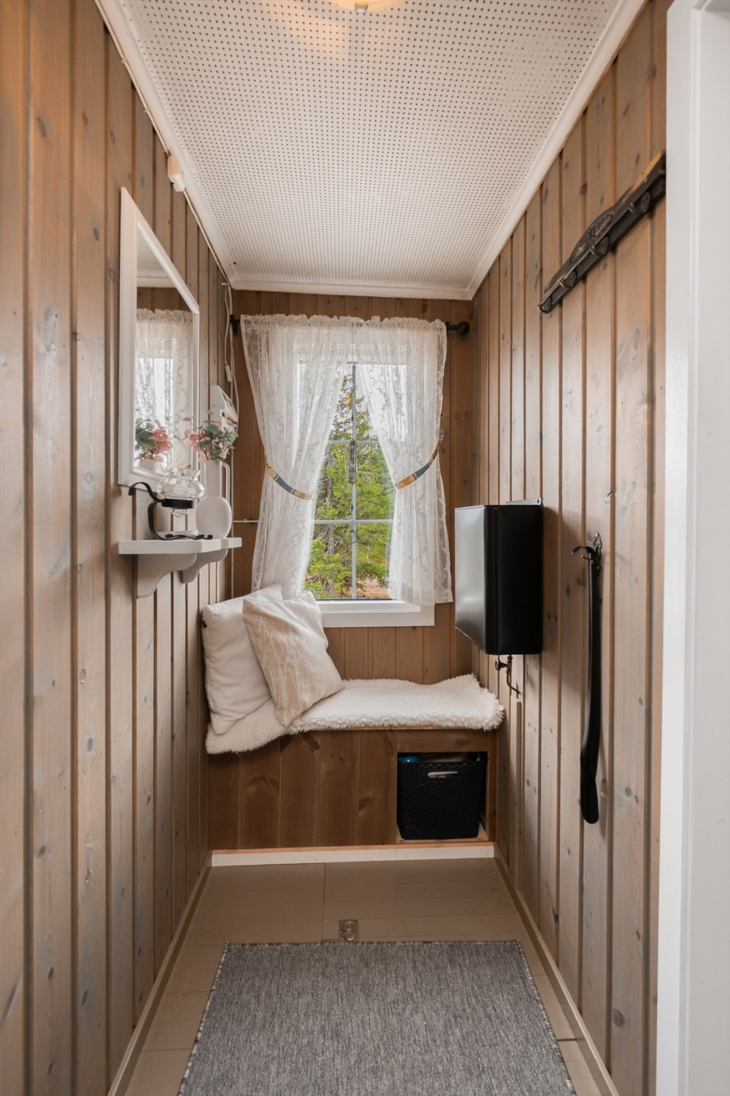 Gangen i hovedhytten. Her er eiendommens solcellepanel med batteri plassert, som forsyner hyttene med strøm. Galleribilde