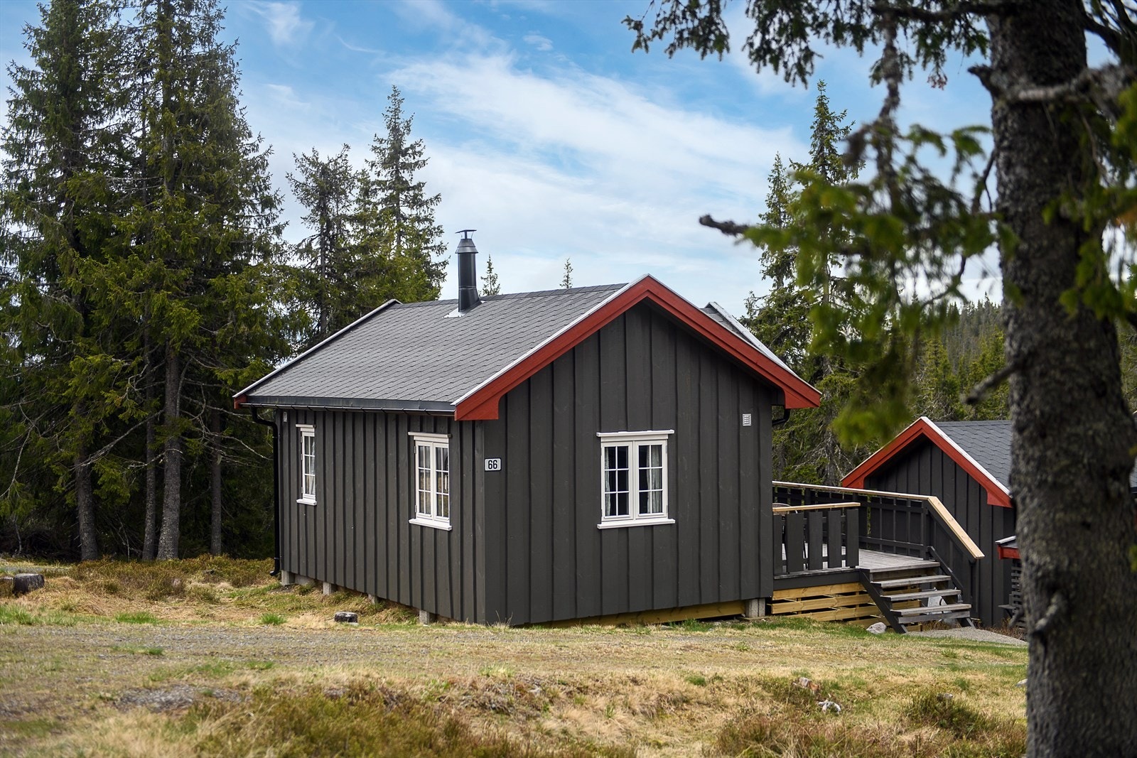 Annekset er fundamentert på søyler og har en fasade med stående, ukantet panel. Galleribilde