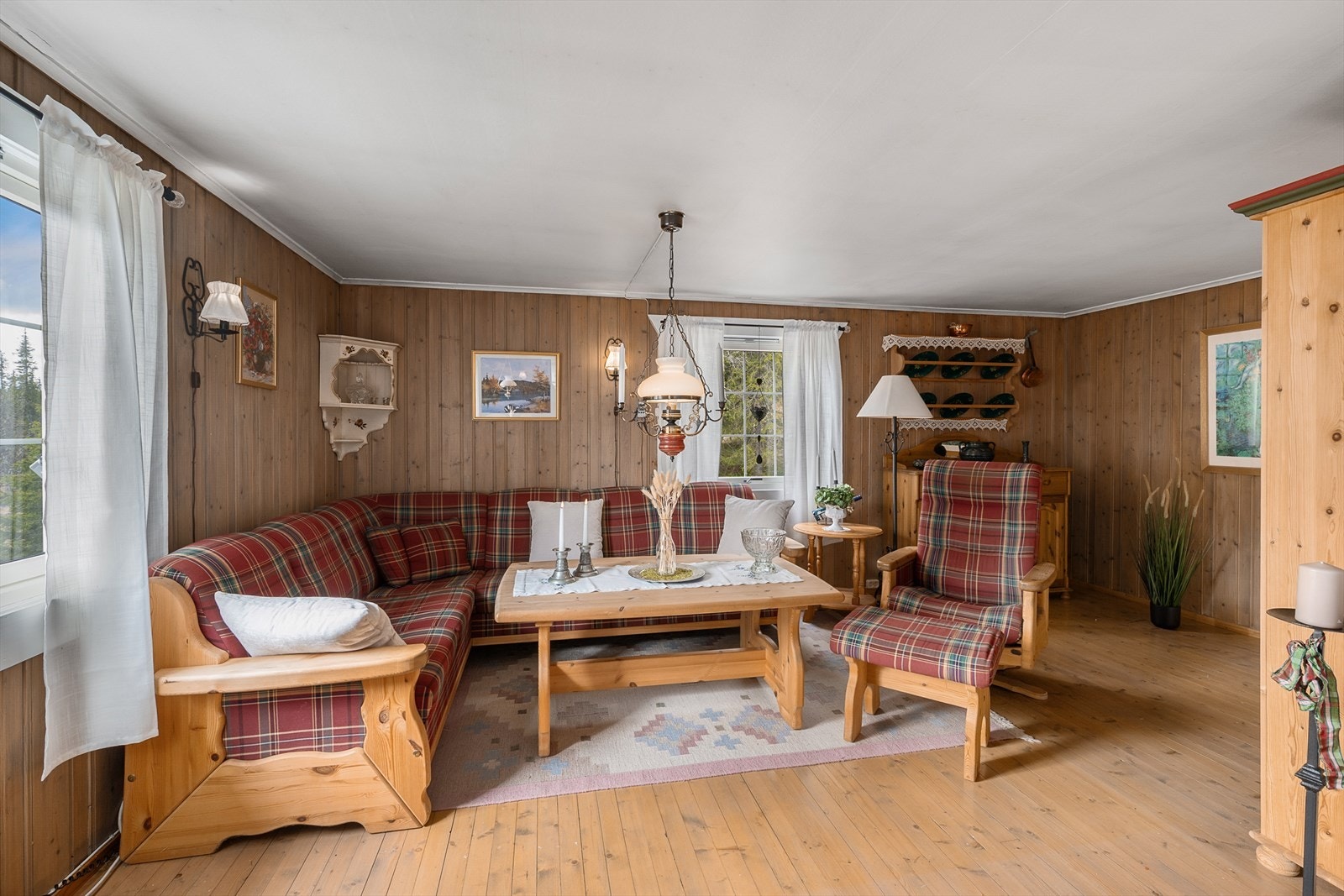 Stuen i hovedhytten er romslig, med plass til både en stor sittegruppe og spisebord. Galleribilde