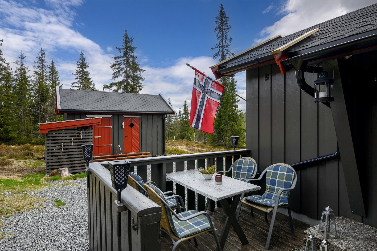 Terrassen ved hovedhyttens inngangsparti gir plass til en liten sittegruppe. Galleribilde