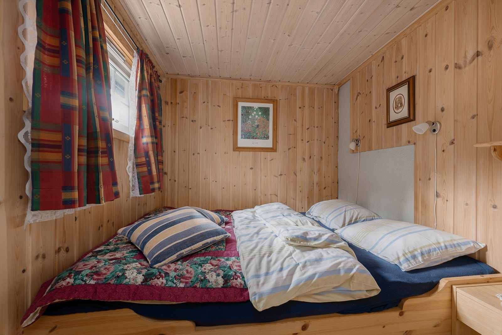 Hovedhytten har to soverom. Dette rommet har plass til en bred seng. Galleribilde