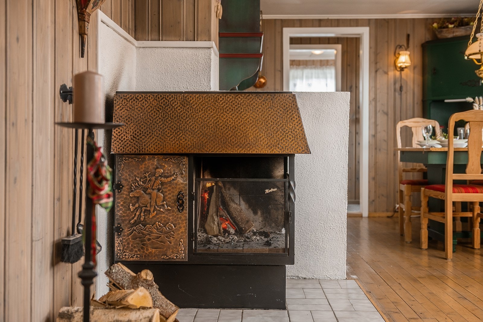 Nærbilde av kombiovnen, som kan fyres med både ved og parafin. Galleribilde