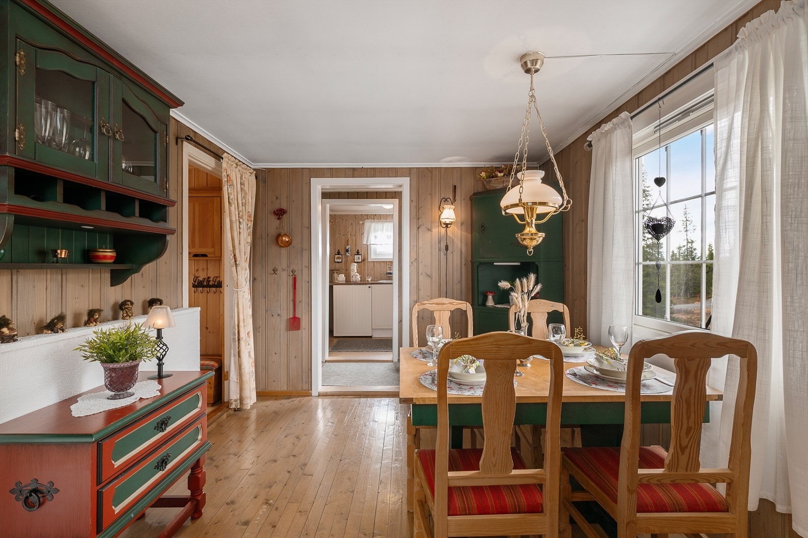Spisestuen har god plass til hyggelige måltider og ligger i direkte tilknytning til kjøkkenet. Galleribilde