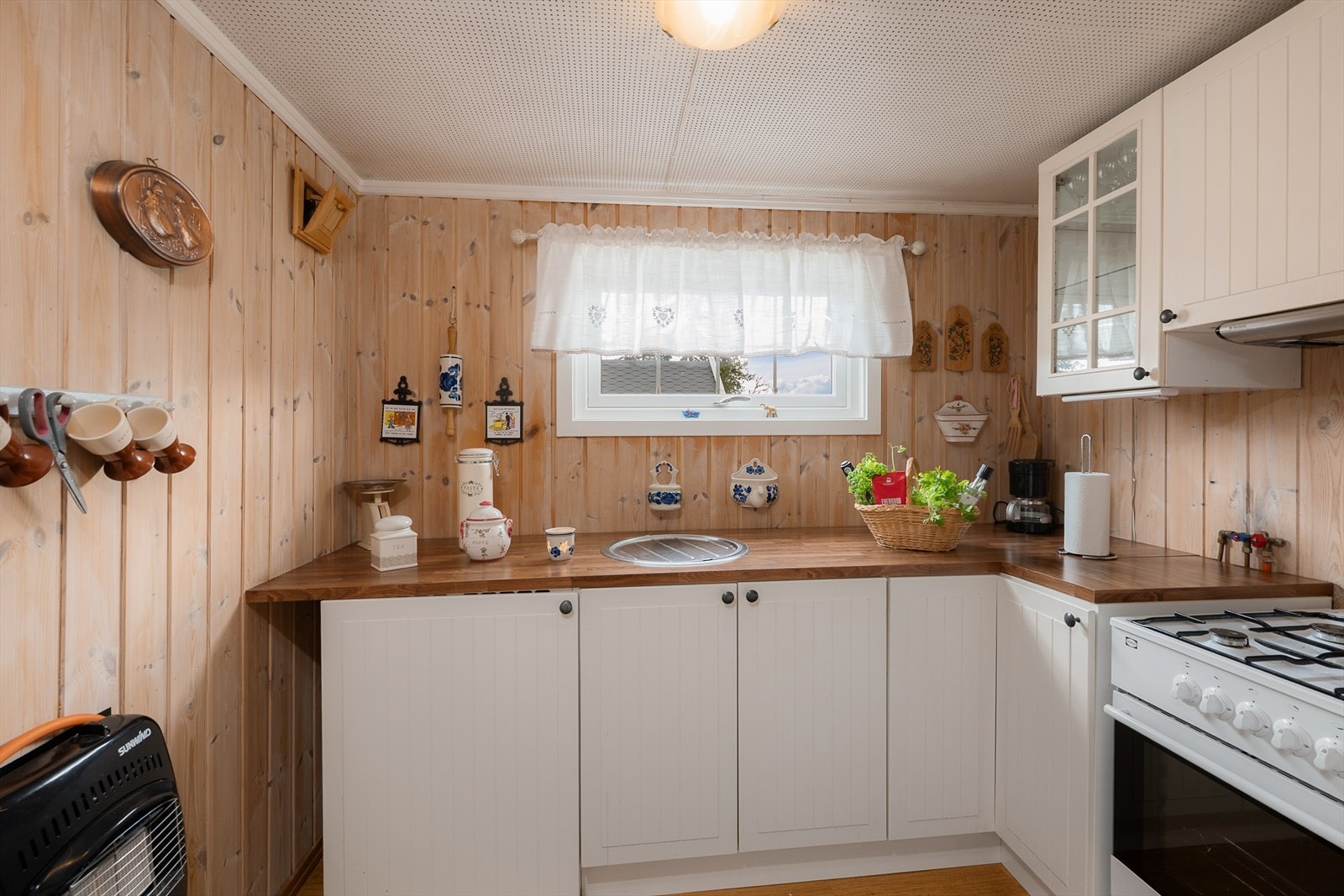 Kjøkkenet i hovedhytten har en praktisk innredning med profilerte fronter og benkeplate i laminat. Galleribilde