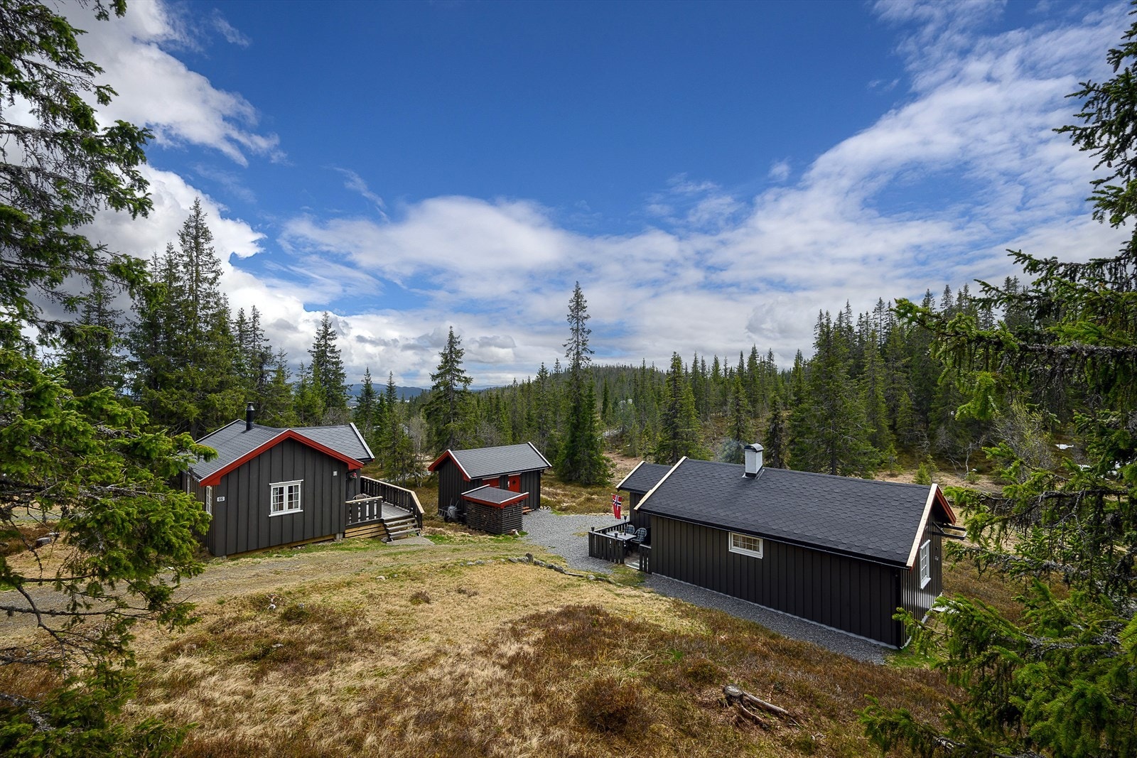 Hyttetunet ligger usjenert til i et naturskjønt område, 820 meter over havet, med umiddelbar nærhet til skog og mark. Galleribilde