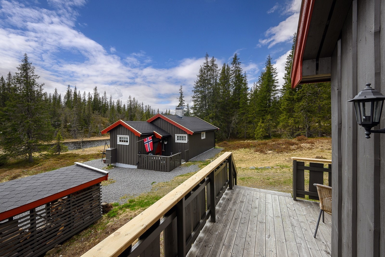 Fra anneksets terrasse er det utsyn over eiendommen og den omkringliggende naturen. Galleribilde