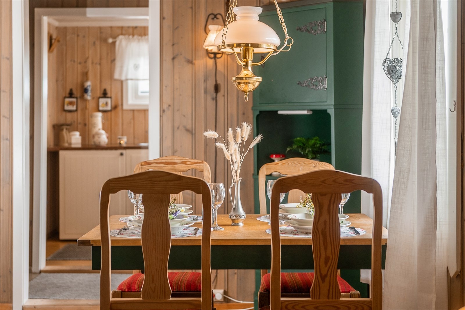 Fra spiseplassen er det åpen siktlinje gjennom stuen og mot kjøkkenet. Galleribilde