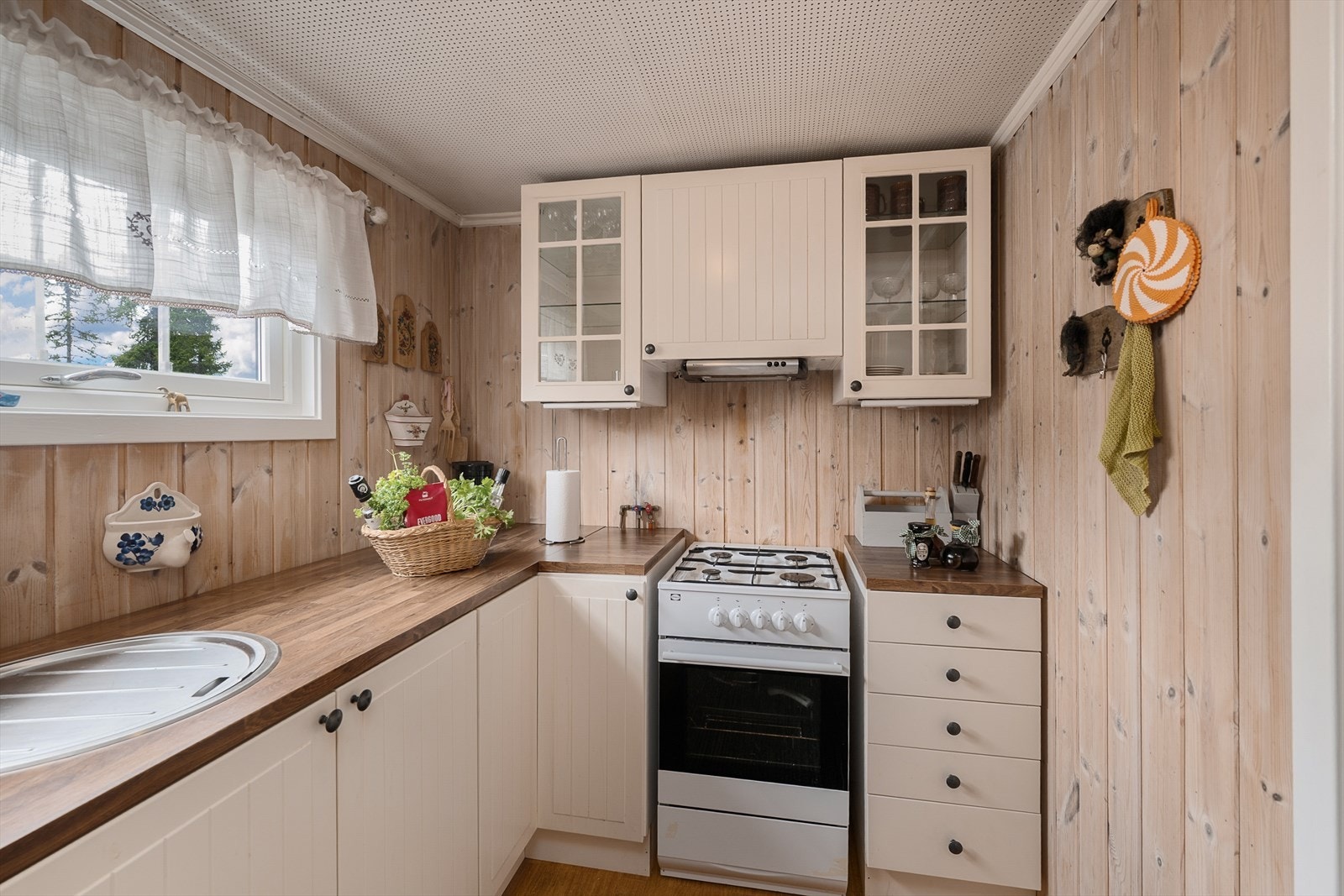 Kjøkkenet er utstyrt med gasskomfyr og en 12-volts kjøkkenventilator med avtrekk rett ut. Galleribilde
