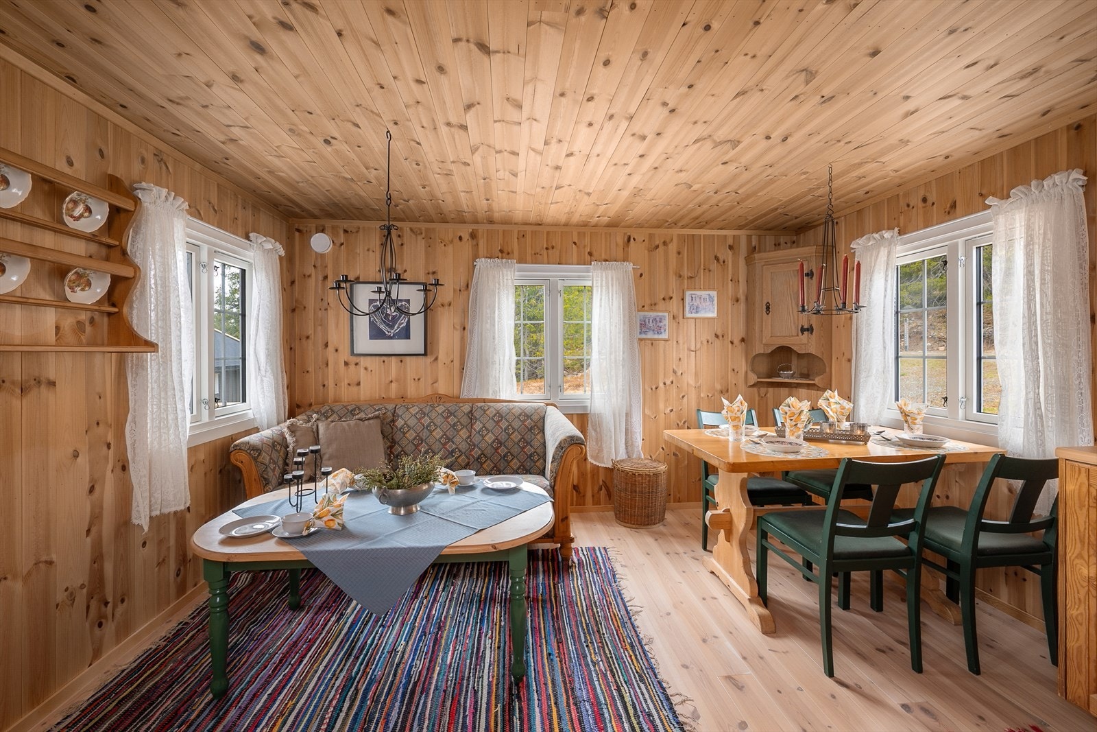 Annekset fra 2013 har en lys og åpen stue- og kjøkkenløsning med gjennomgående trepanel. Galleribilde