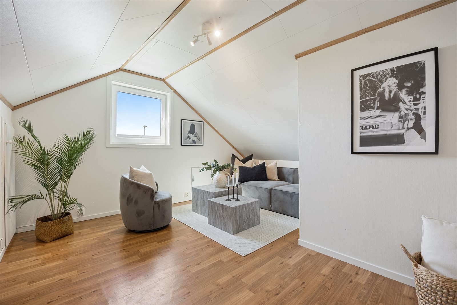 Innredet loftstue som gir ekstra oppholdsrom for familien. Galleribilde