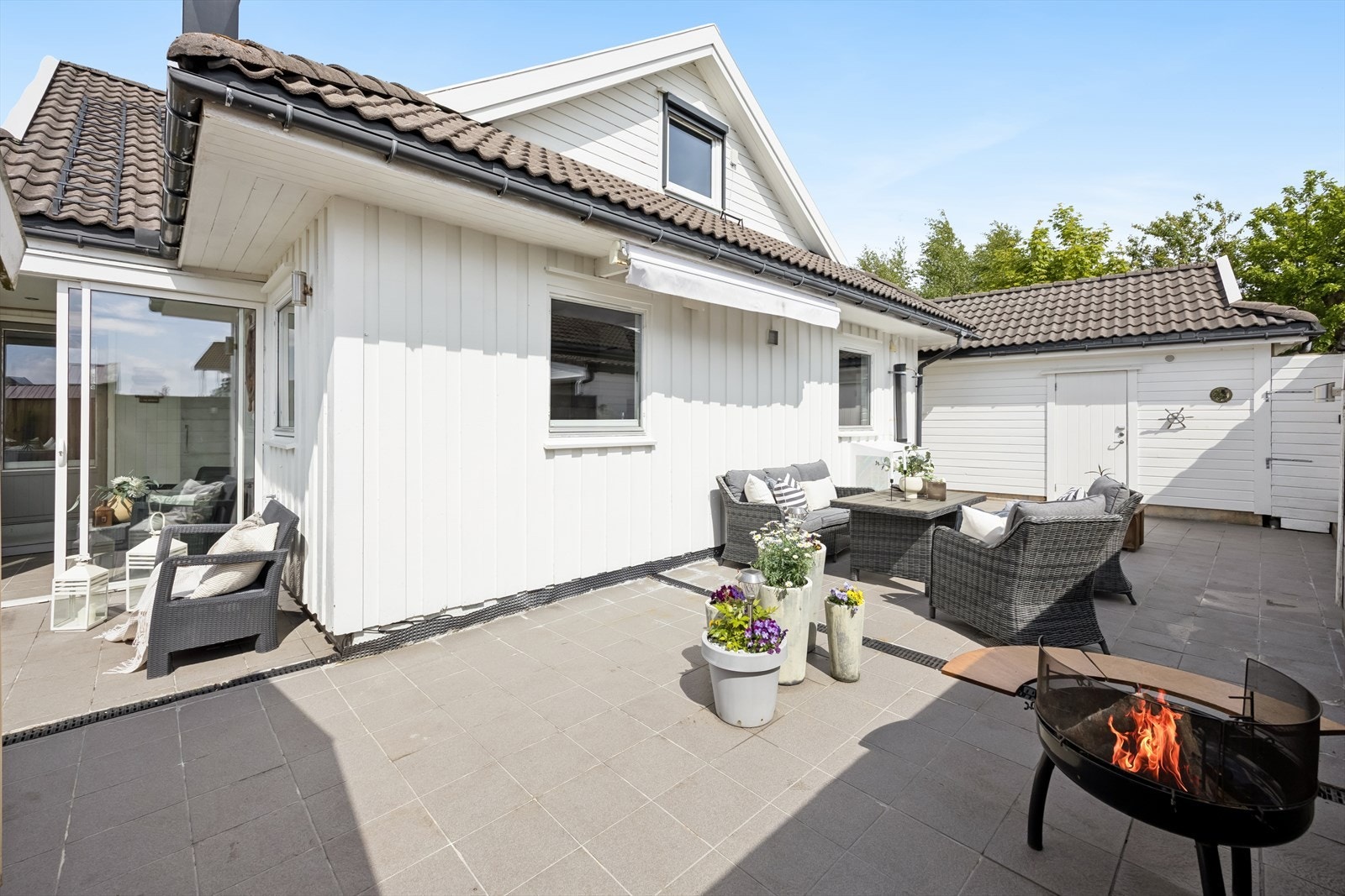 Flott uteområdet med flere soner for sittegrupper. Galleribilde
