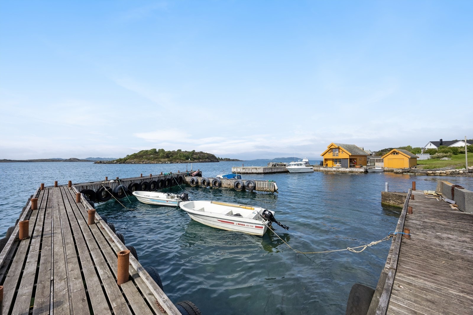 Nærhet til båtbrygge (ca. 150 m) med gode muligheter for leie av båtplass. Galleribilde