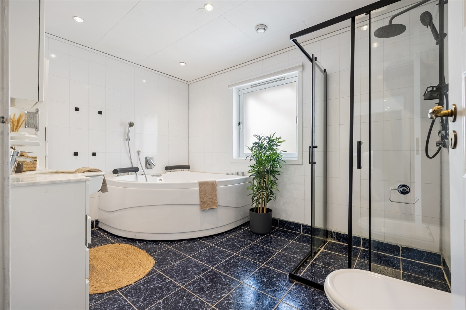 Romslig bad med både dusj og badekar. Galleribilde