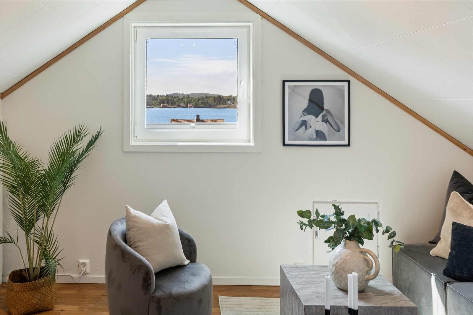 Flott utsikt fra vindu. Galleribilde