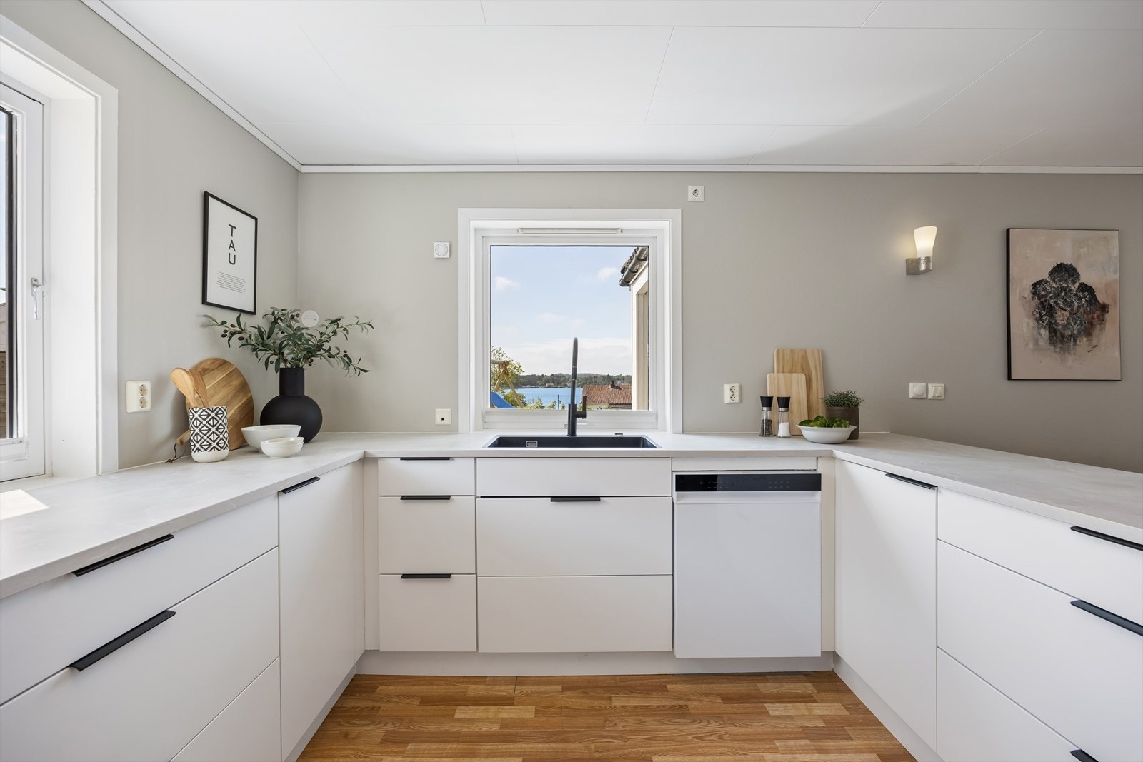Her er det god plass til å kokkelere med nydelig utsikt mot sjøen. Galleribilde