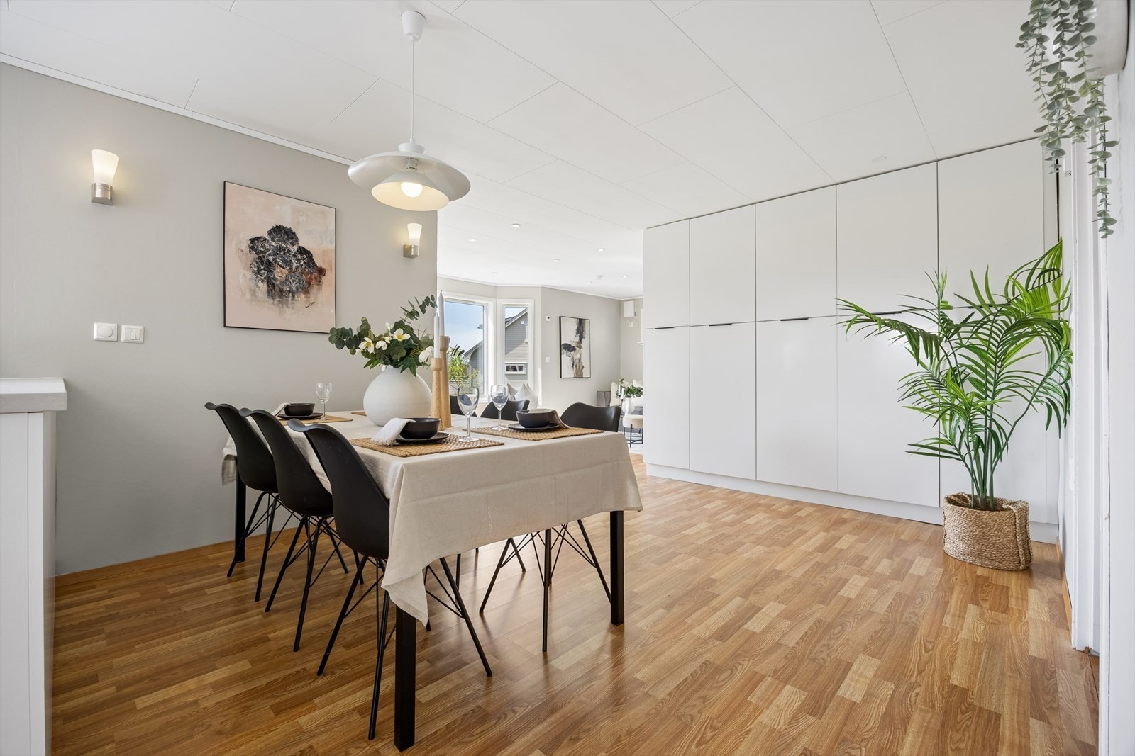 Romslig område for spisegruppe ved kjøkkenet Galleribilde